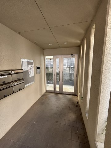 清瀬市松山２丁目の賃貸マンションのエントランス
