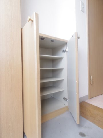 清瀬市松山２丁目の賃貸マンションの玄関