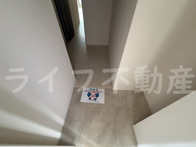 フジパレス駒林Ⅱの玄関
