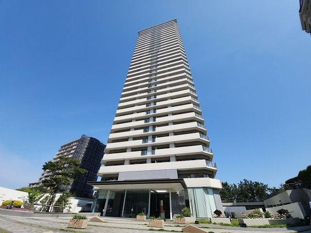 【外観】 | リベーラガーデンＩ棟　マリナタワー | 海の近くなのでいつでも海岸を散策できます。敷地内駐車場に空きがあるのも嬉しい