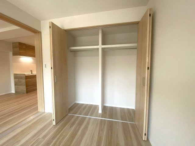 ライオンズマンション狭山の収納|大きなクローゼットを完備しております。衣類はもちろん、季節物の家電やスーツケースなどのかさばる荷物もスッキリまとめて収納でき、お部屋の広さを最大限に有効活用していただけます。