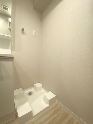 ライオンズマンション狭山のランドリースペース|独立した洗濯機置場を完備しております。上部空間の活用もしやすく、洗剤やネットなどのランドリー用品をすっきりと整理整頓できます。使い勝手に配慮された利便性の高いスペース設計です。
