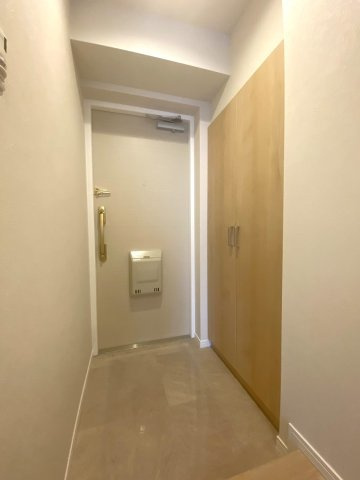 ライオンズマンション狭山の玄関|明るく落ち着いた印象を与える玄関アプローチです。収納力のあるシューズボックスを備えており、ご家族全員の靴をスマートに片付けられます。清潔感のある住まいの顔としてお客様を迎えます。