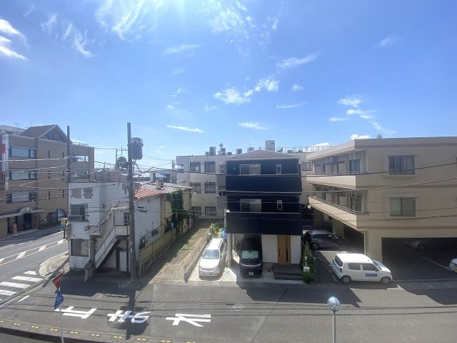 ライオンズマンション狭山の展望|バルコニーからの心地よい眺望です。周囲の街並みを見渡せる見晴らしの良さが魅力で、日常に開放感と安らぎを与えてくれます。日当たりや通風も良好で快適な住環境を実感していただけます。