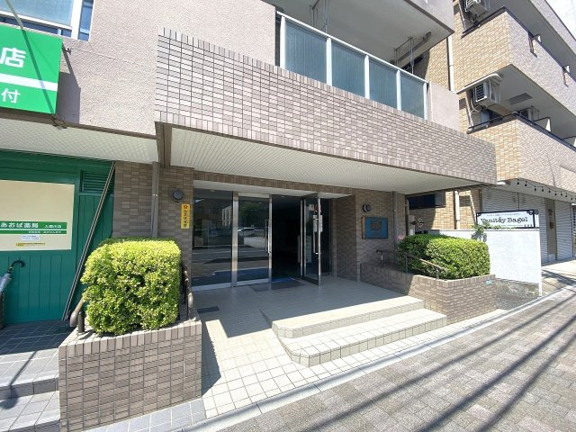 ライオンズマンション狭山|マンションのアプローチ・エントランス外観です。きれいに手入れ・清掃されており、居住者様や訪れる方を気持ちよく迎えてくれます。管理体制の良さが伺える安心の共用環境です。