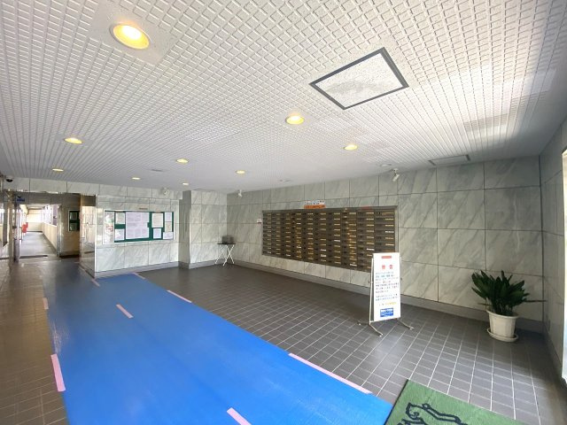 ライオンズマンション狭山のエントランス|清潔感があり落ち着いた雰囲気のエントランスホール内部です。手入れが行き届いた美しい共用空間となっており、防犯面にも配慮された構造で日々の出入りも快適にサポートします。