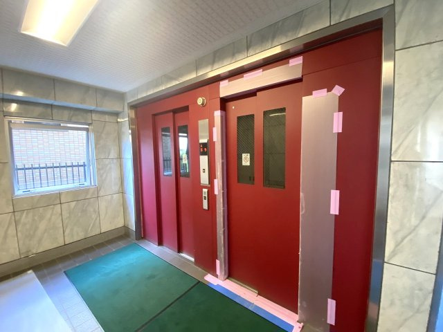 ライオンズマンション狭山のその他共用部分|館内に設置されたエレベーターです。重い荷物をお持ちの際やベビーカーでの移動もスムーズに行うことができます。共用部も綺麗に維持管理されており、日々の昇降も安心で快適です。