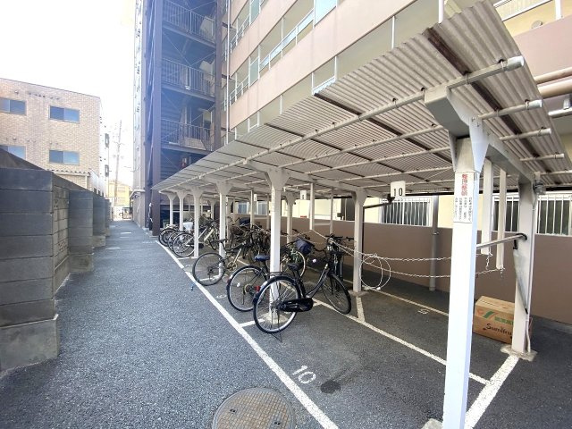 ライオンズマンション狭山の駐輪場|屋根付きの駐輪場スペースを完備しております。大切な自転車を雨風から守ることができ、毎日の通勤・通学やお買い物での自転車利用もスムーズに行っていただける設備環境です。