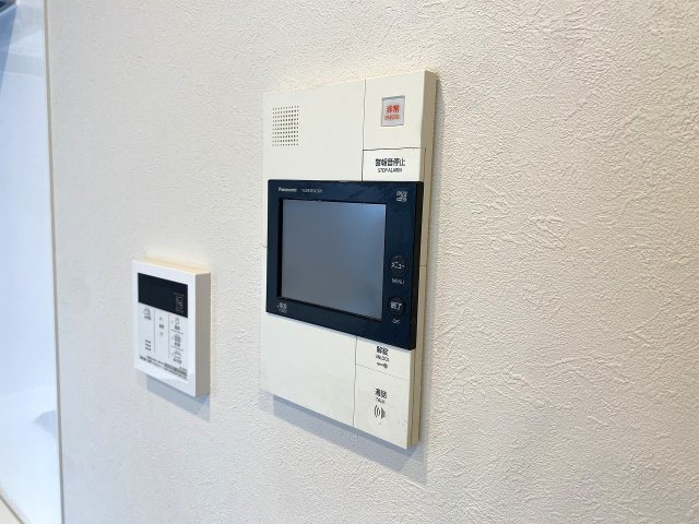 ライオンズマンション狭山のセキュリティ|来訪者の顔を室内からしっかり確認できるTVモニター付きインターホンです。不審者の侵入防止や不要なセールスへの対応も安心で、ご家族の安全で快適な暮らしをしっかりと守ります。