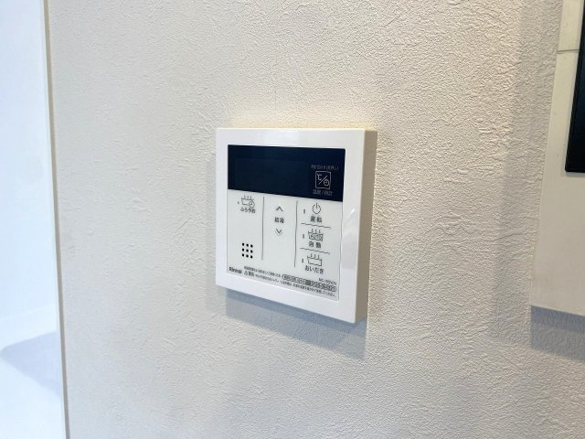 ライオンズマンション狭山の発電・温水設備|いつでも快適な温度でお湯張り・保温ができる追い焚き機能付き給湯リモコンです。生活時間が異なるご家族でも、ボタンひとつで温かいお風呂に入れ、毎日の疲れを優しく癒やします。