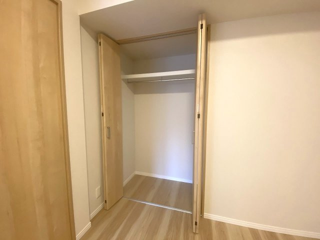 ライオンズマンション狭山の収納|間取り図真ん中の洋室に設置された使い勝手の良い収納スペースです。高さと奥行きを活かして衣類や日用品を効率よく整理整頓でき、お部屋の広さを最大限に有効活用してすっきり綺麗な空間を維持していただけます。