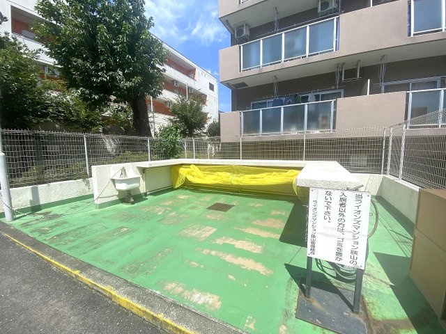 ライオンズマンション狭山のその他共用部分|敷地内に綺麗に管理・維持されたゴミ集積場スペースです。管理体制の良さが一目で伺え、居住者様が毎日気持ちよく衛生的に暮らせるよう細やかにお手入れが行き届いています。