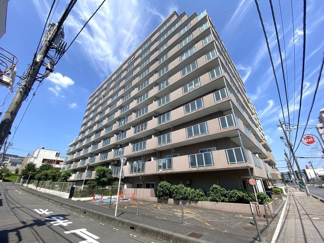 ライオンズマンション狭山の外観|西武新宿線「狭山市」駅徒歩3分という好立地に佇むマンションです。周辺環境も良好で、暮らしやすさと利便性を兼ね備えています。管理体制もしっかりとした安心の住まいです。