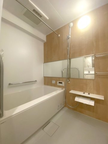 ライオンズマンション狭山の浴室|清潔感あふれるユニットバスへ新規交換済みです。一日の疲れをゆったりと癒やすことができる快適なバスルームとなっており、毎日のバスタイムをより心地よい時間へと導いてくれます。