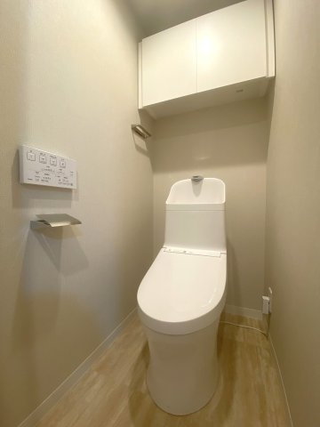 ライオンズマンション狭山のトイレ|温水洗浄便座付きのトイレへと新規交換がされています。清潔感のあるスタイリッシュな空間に仕上がっており、毎日使う場所だからこそ快適さと衛生面にこだわり抜いた設備環境です。