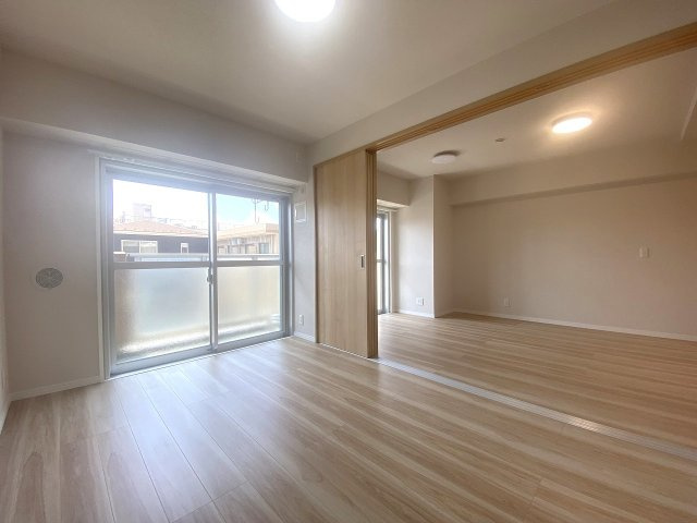 ライオンズマンション狭山の寝室|5.5帖の洋室スペースです。主寝室として最適な落ち着いた雰囲気が漂っており、快適な睡眠環境をサポートします。レイアウトもしやすく、お好みのインテリアでお部屋を彩っていただけます。