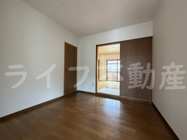 プラムハイツ2号棟の内装|おしゃれな居間です