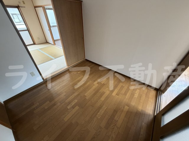 プラムハイツ2号棟の設備|おしゃれな居間です