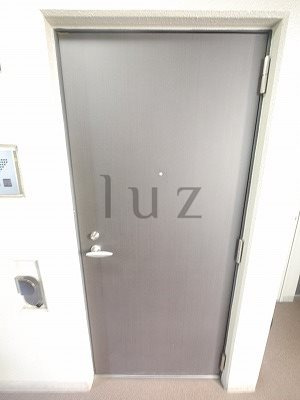 ルシオン関内の玄関