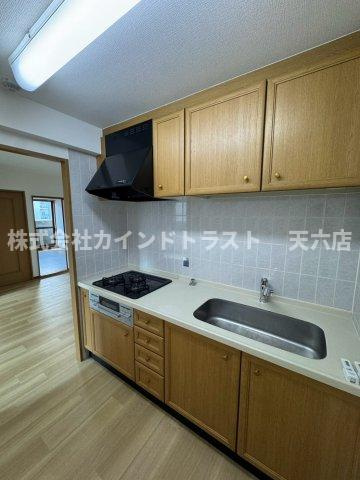 キングマンション天神橋IIのキッチン|コンパクトなキッチンで掃除もラクラク