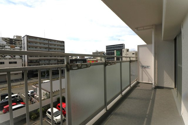 ファミールハイツ北大阪4号棟のバルコニー