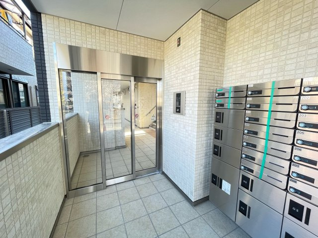 葛飾区亀有１丁目の賃貸マンションのエントランス|宅配ボックス完備しています。