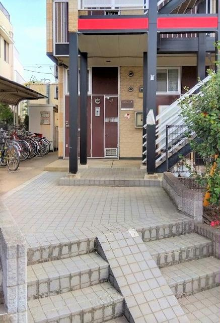 レオパレス九番街のエントランス