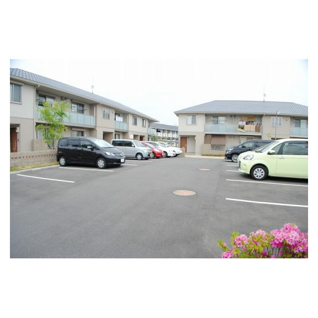 CASA VERDE B棟の駐車場
