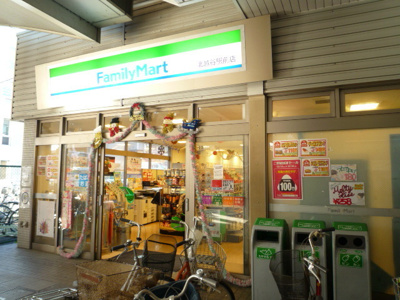 ファミリーマート 北越谷駅前店まで77ｍ
