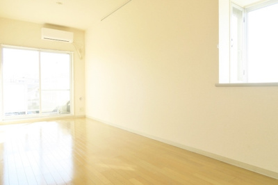 南向きなので明るく２面採光で風通りも良好◎