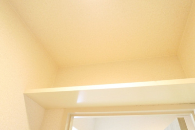 トイレ上段には収納棚あります。