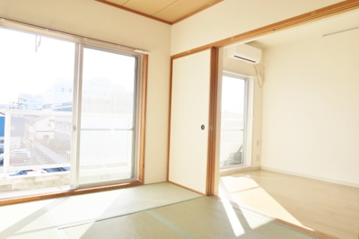 バルコニーに面しているのでひだまりを感じられます♪