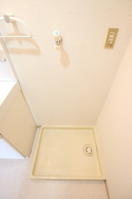 脱衣所にある防水パン付きの洗濯機置き場です♪