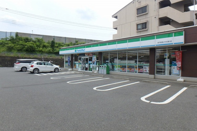 ファミリーマート 坂戸駅南けやき通り店まで65ｍ