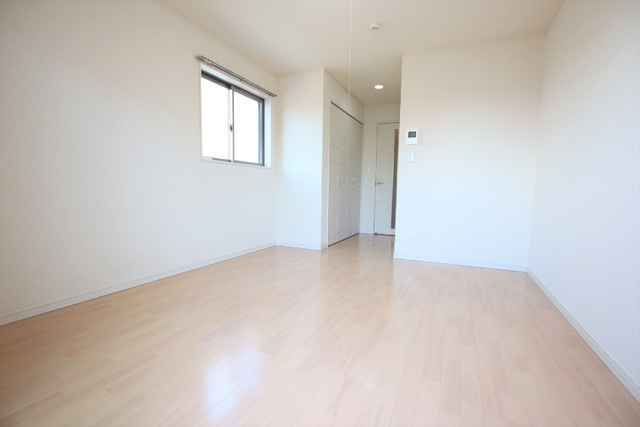 8.1帖洋室　二面採光の取れた角部屋です◎