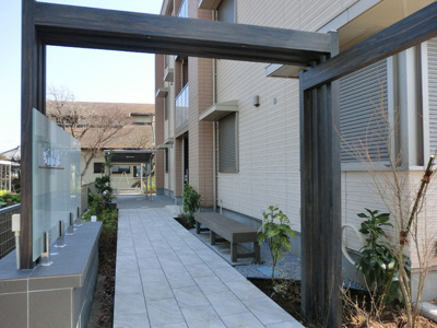 キレイに整備されたオートロックまでの素敵な外通路。