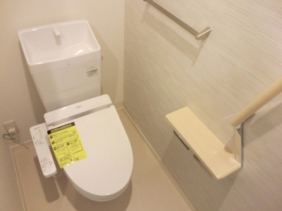 トイレはいつでもお尻快適な洗浄便座付き。