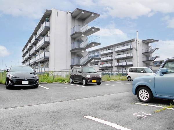 ビレッジハウス中津川2号棟の駐車場