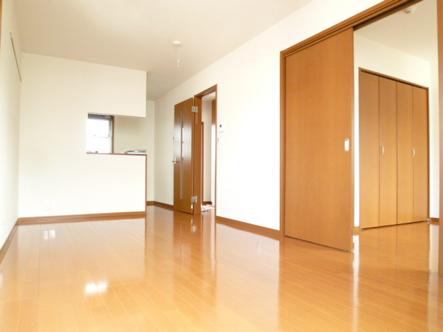●LDK12帖。角部屋２面採光で、明るいリビングのお部屋。