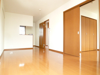 ●LDK12帖。角部屋２面採光で、明るいリビングのお部屋。