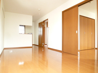 ●LDK12帖。角部屋２面採光で、明るいリビングのお部屋。