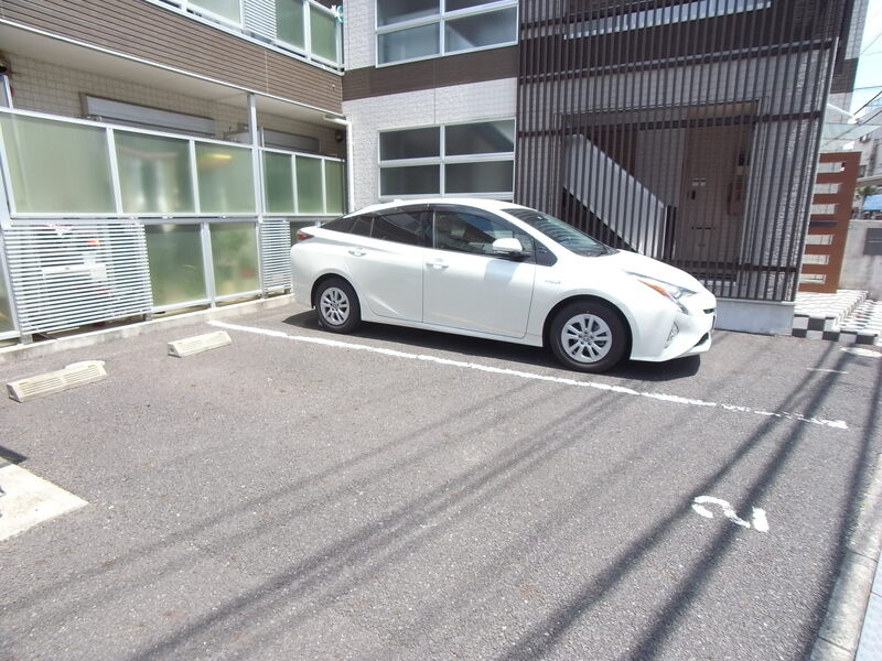 リブリ・クローバーの駐車場