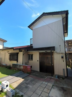青空に映える落ち着いた佇まいの一戸建て