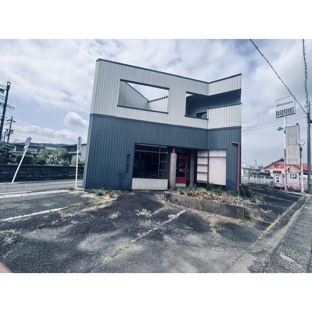 岐阜市粟野東４丁目の住宅付店舗一部の駐車場