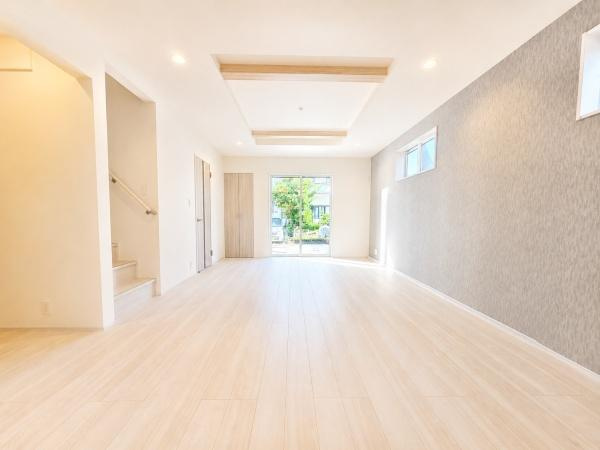 相模原市中央区上溝４丁目の新築一戸建の居間・リビング|窓からは明るい光が差し込みます！
電気をつけなくても明るいです。

