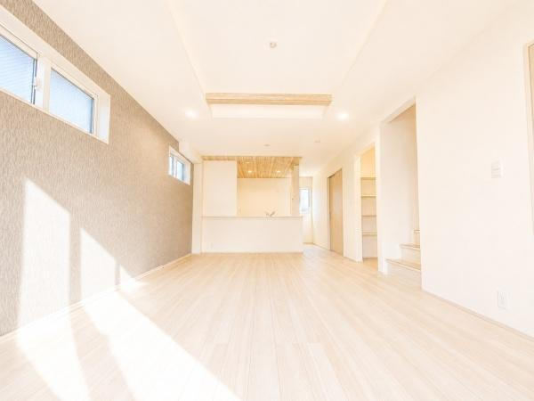 相模原市中央区上溝４丁目の新築一戸建の居間・リビング|自慢したくなるリビング！
形も良く家具の配置にも困りません。