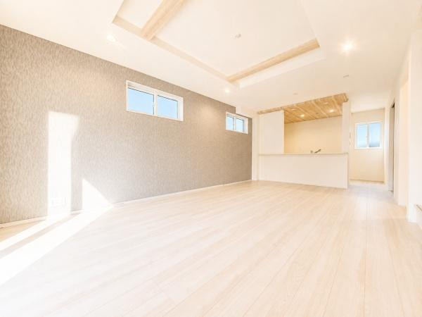 相模原市中央区上溝４丁目の新築一戸建の居間・リビング|家族が自然と集まるリビングは
落ち着きのある空間です♪