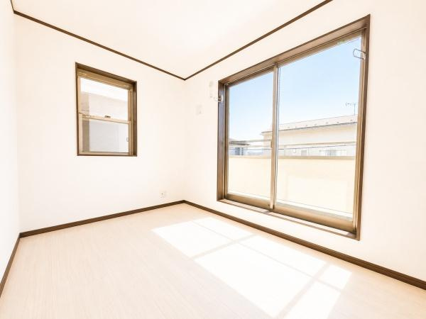 横浜市都筑区池辺町の中古一戸建の洋室|窓からの光が嬉しい洋室です。
収納もあり、荷物が多い方にも安心です♪