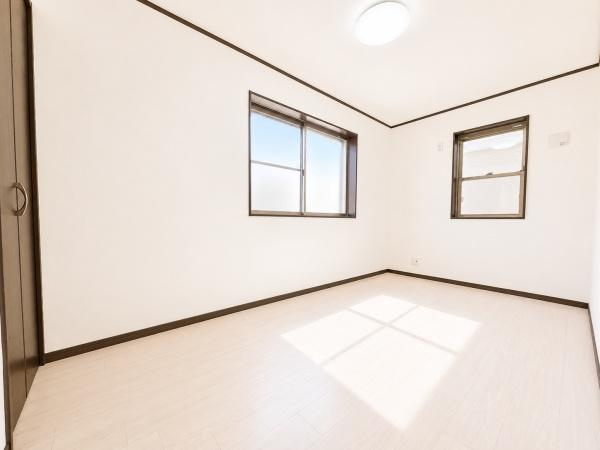 横浜市都筑区池辺町の中古一戸建の洋室|二面採光の明るく、落ち着きのある洋室！
休日はこちらでおくつろぎ下さい♪