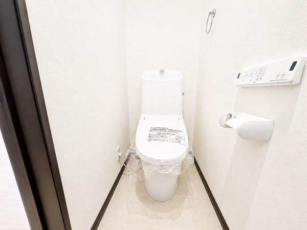 横浜市都筑区池辺町の中古一戸建のトイレ|清潔感のある内装のすっきりとしたデザインのトイレです。
水周りが綺麗だと安心ですね。
